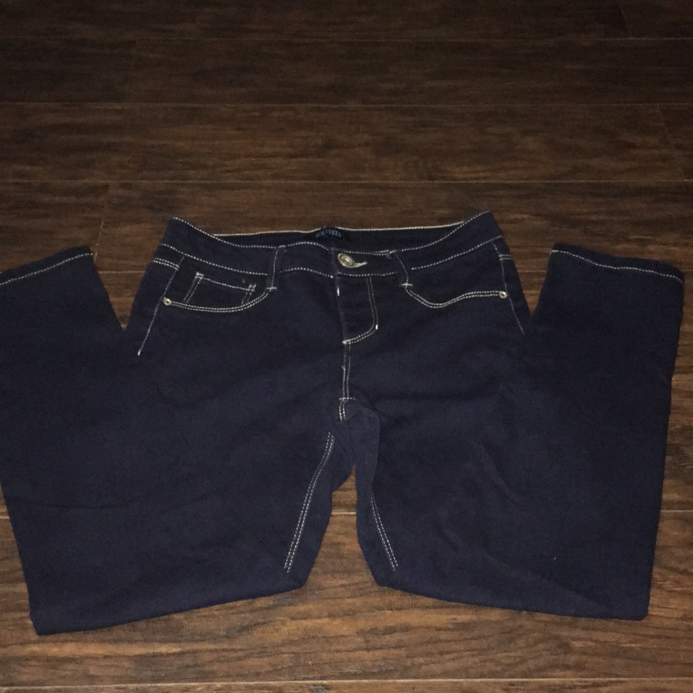 Dark blue skinny jeans.